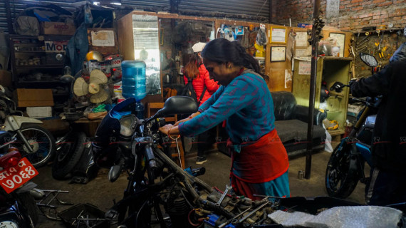 १५ वर्षदेखि मोटरसाइकल मर्मत गर्दै मालती (तस्बिरहरू)